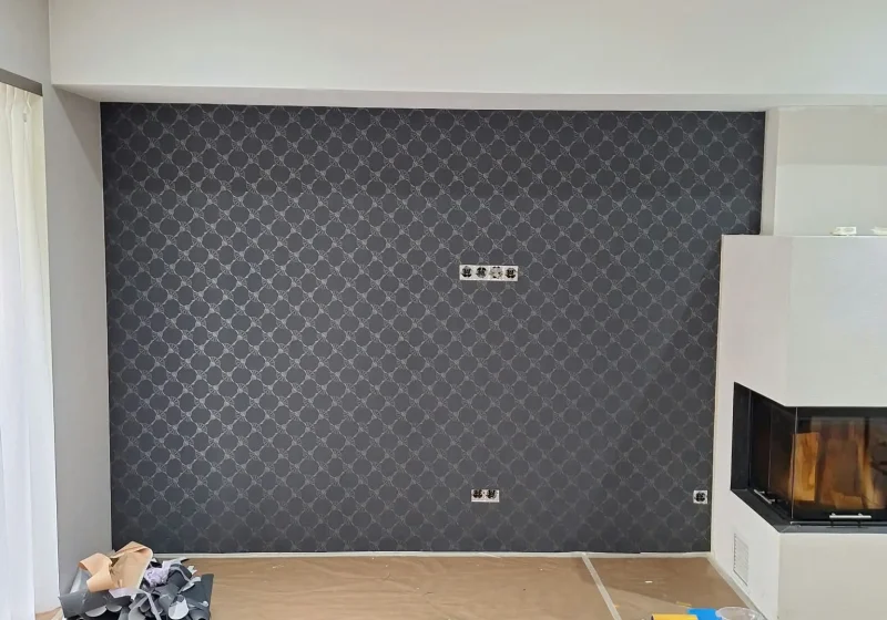Exklusive Wandgestaltung in Linz: Akzentwand mit edler Mustertapete im Wohnbereich – Alfa Malerei Linz